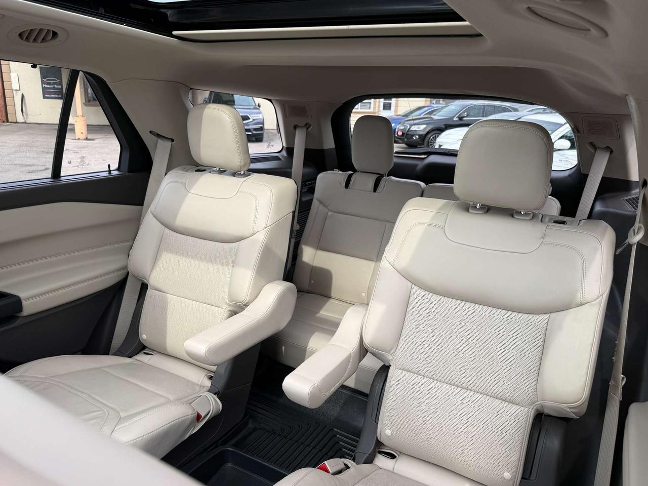 2020 Ford Explorer Platinum 4WD  ACCIDENT FREE 1-OWNER CERTIFIED Photo