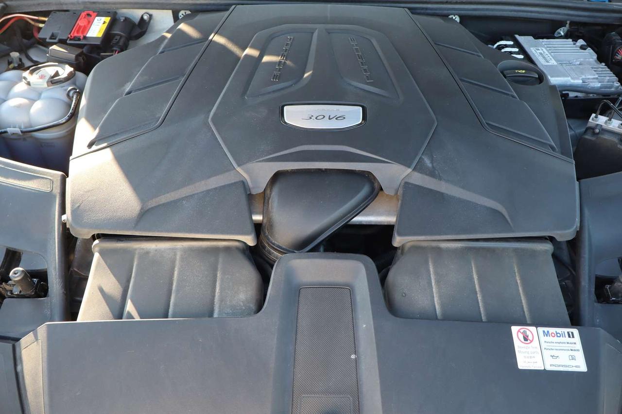 2020 Porsche Cayenne Premium Plus Pkg   Park Assist   Sport Chrono Photo