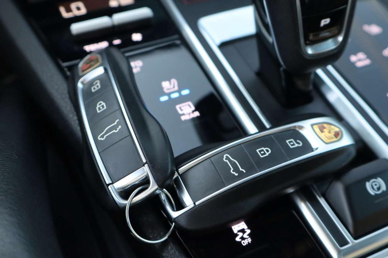 2020 Porsche Cayenne Premium Plus Pkg   Park Assist   Sport Chrono Photo