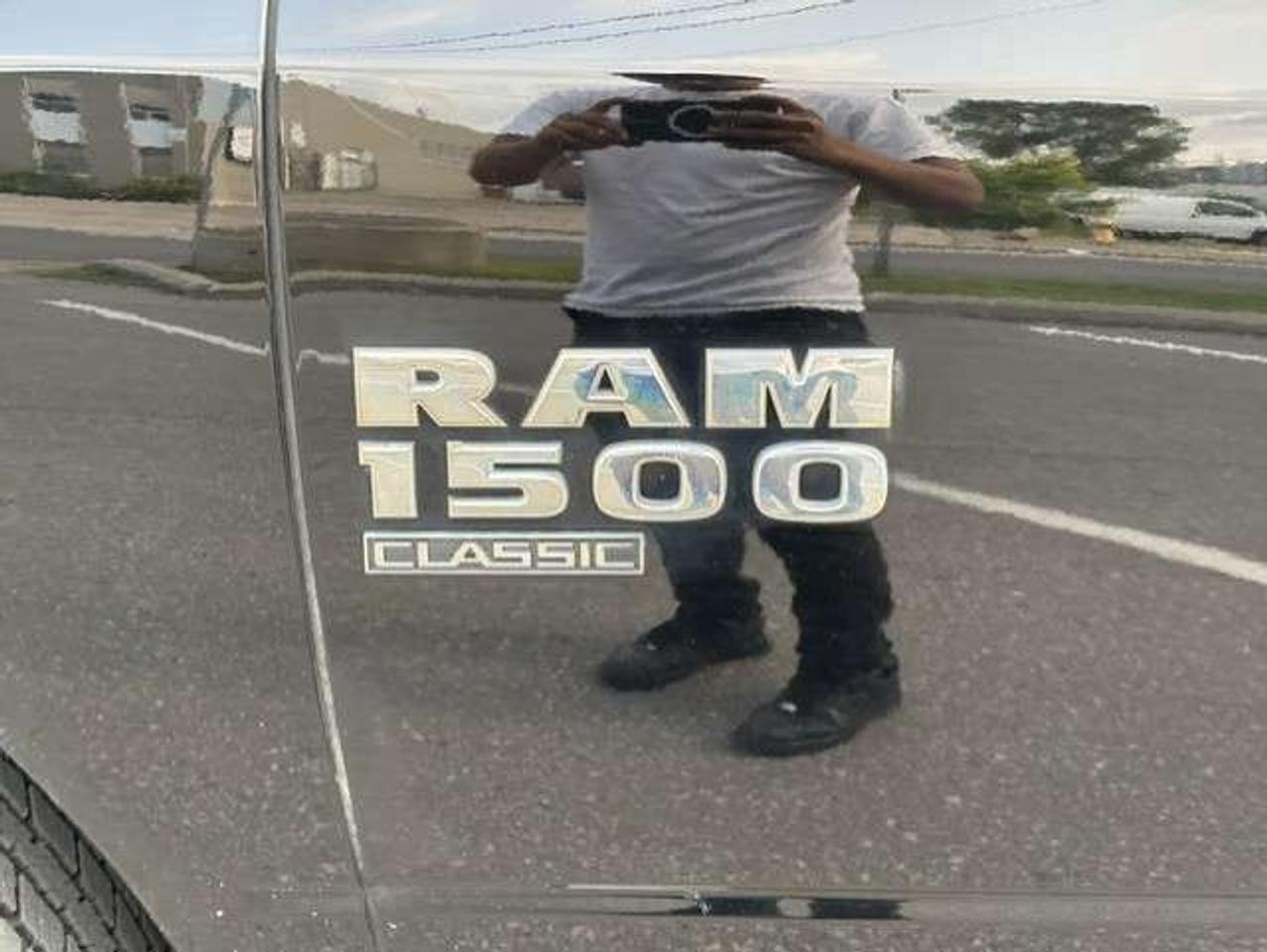 2019 RAM 1500 4X4 5.7L V8 HEMI CLASSIC-NEW TIRES-CAMERA Photo