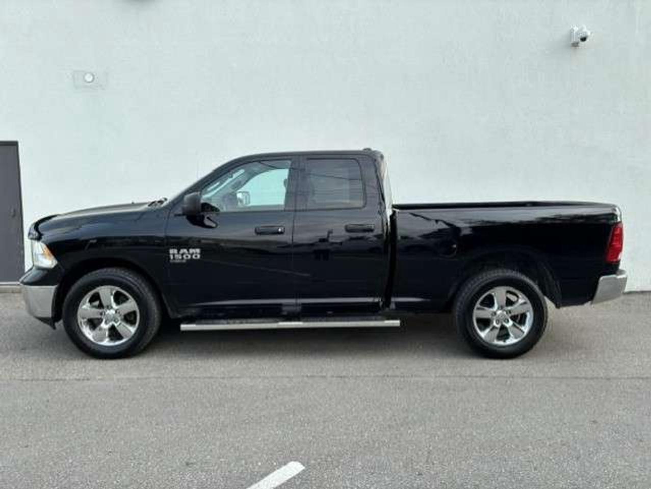2019 RAM 1500 4X4 5.7L V8 HEMI CLASSIC-NEW TIRES-CAMERA Photo