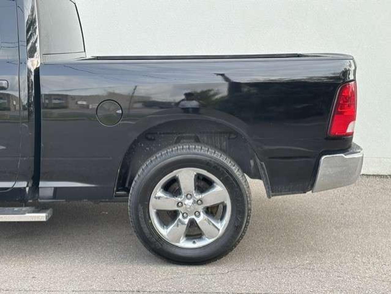 2019 RAM 1500 4X4 5.7L V8 HEMI CLASSIC-NEW TIRES-CAMERA Photo