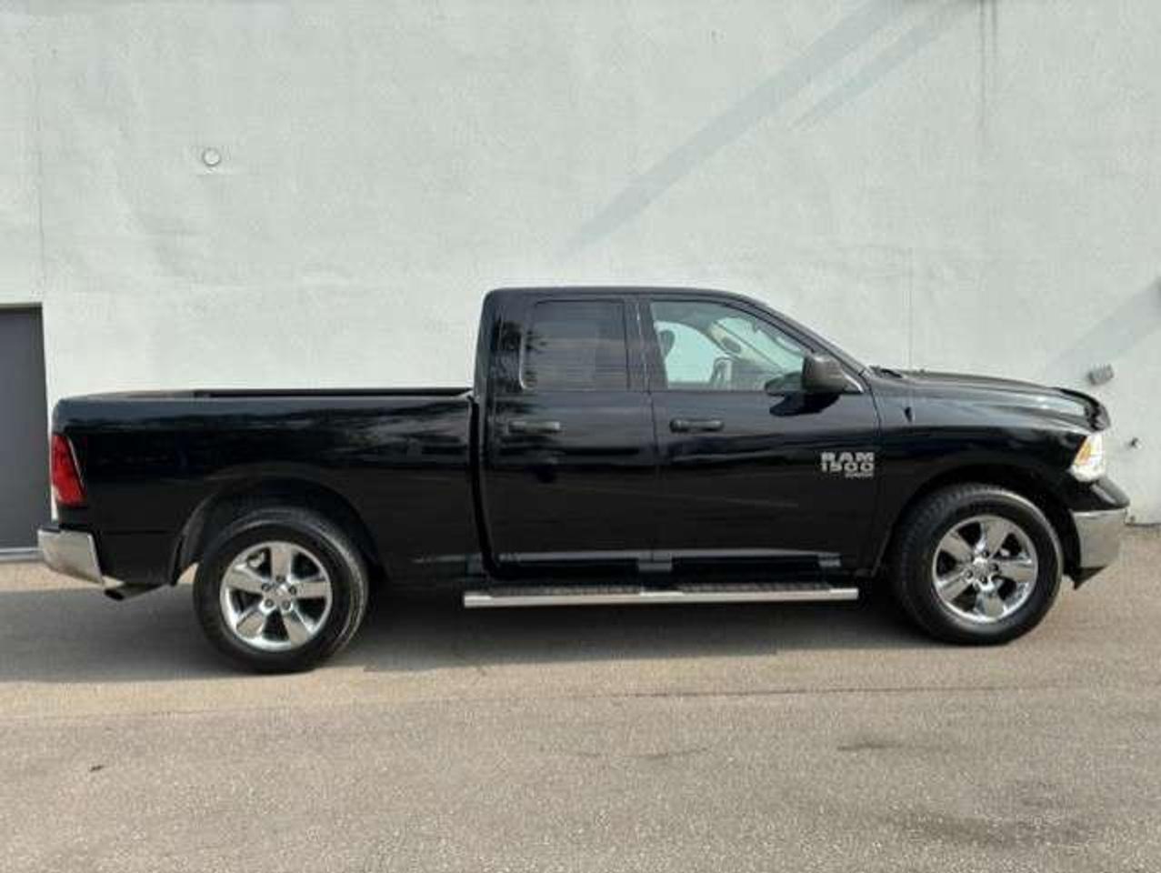 2019 RAM 1500 4X4 5.7L V8 HEMI CLASSIC-NEW TIRES-CAMERA Photo