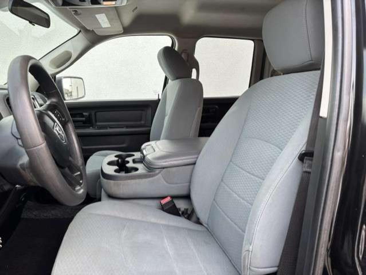 2019 RAM 1500 4X4 5.7L V8 HEMI CLASSIC-NEW TIRES-CAMERA Photo