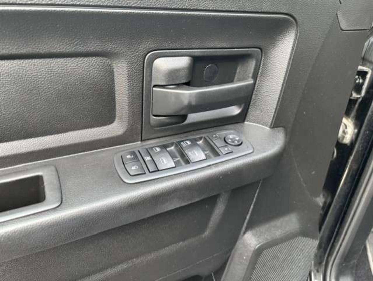 2019 RAM 1500 4X4 5.7L V8 HEMI CLASSIC-NEW TIRES-CAMERA Photo