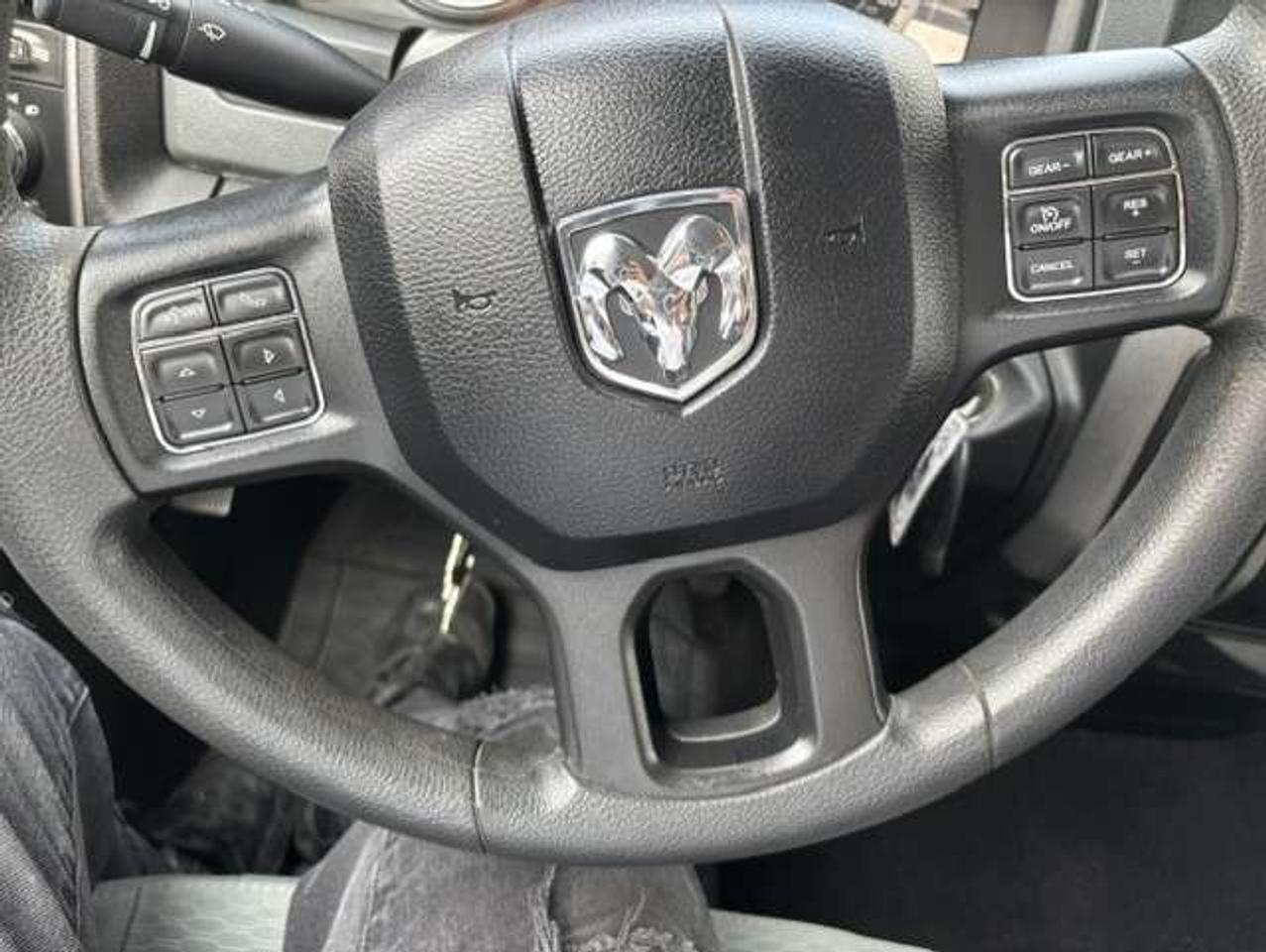2019 RAM 1500 4X4 5.7L V8 HEMI CLASSIC-NEW TIRES-CAMERA Photo