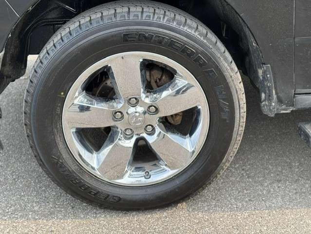 2019 RAM 1500 4X4 5.7L V8 HEMI CLASSIC-NEW TIRES-CAMERA Photo