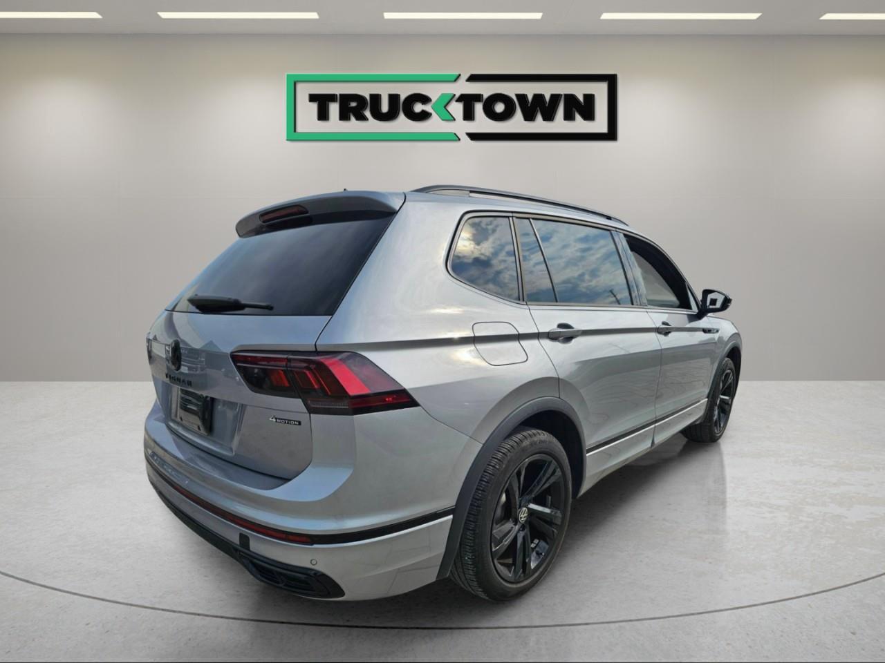 2024 Volkswagen Tiguan Comfortline R-Line Black Edition 4dr All-Wheel Drive 4MOTION Photo