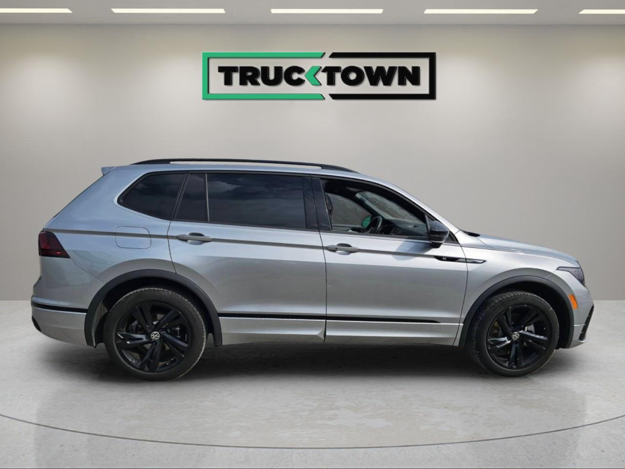 2024 Volkswagen Tiguan Comfortline R-Line Black Edition 4dr All-Wheel Drive 4MOTION Photo3
