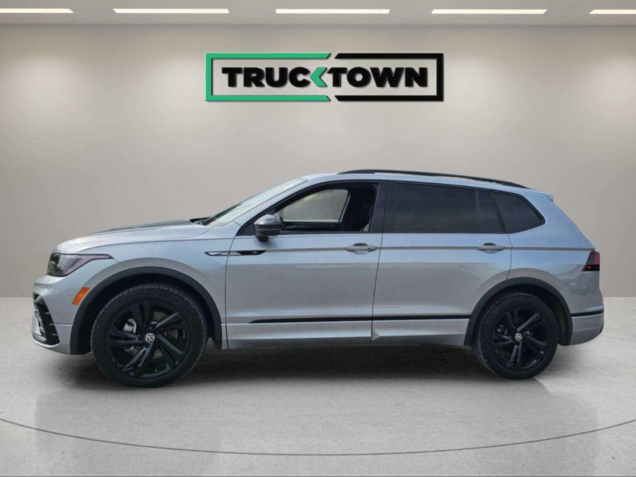 2024 Volkswagen Tiguan Comfortline R-Line Black Edition 4dr All-Wheel Drive 4MOTION Photo