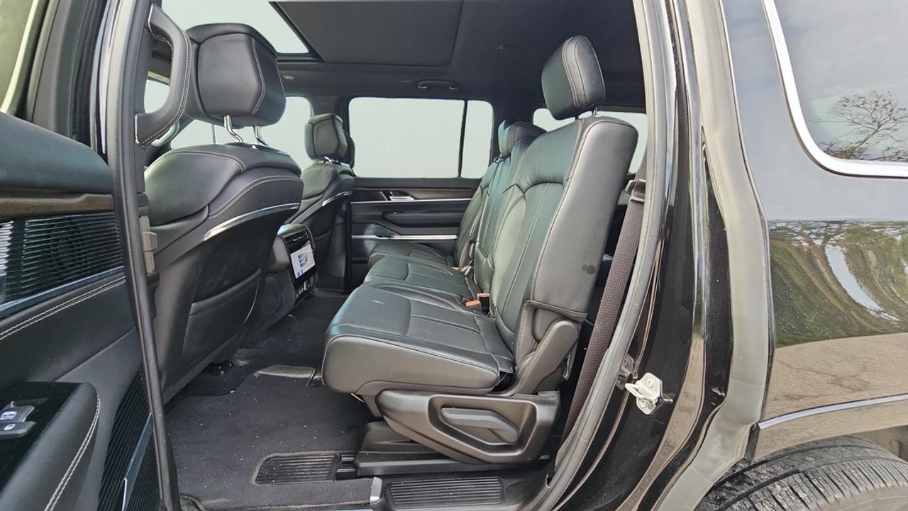 2022 Jeep Grand Wagoneer 6.4L V8 Hemi, Leather, Heated & Cooled Seats Photo