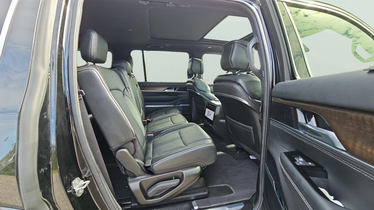 2022 Jeep Grand Wagoneer 6.4L V8 Hemi, Leather, Heated & Cooled Seats Photo