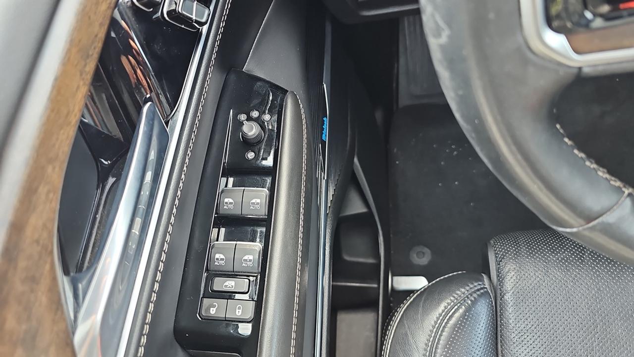 2022 Jeep Grand Wagoneer 6.4L V8 Hemi, Leather, Heated & Cooled Seats Photo