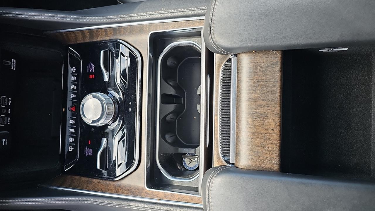 2022 Jeep Grand Wagoneer 6.4L V8 Hemi, Leather, Heated & Cooled Seats Photo