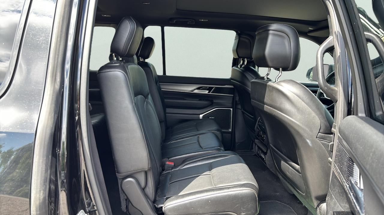 2024 Jeep Wagoneer Series 2, 3.0L, Leather, Heated & Cooled Seats Photo
