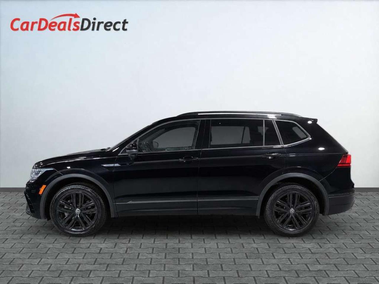 2022 Volkswagen Tiguan Comfortline R-Line Black Edition 4MOTION    Leather   Panoramic Sunroof   Remote Start   Blind Spot Assist   Lane Keep As Photo