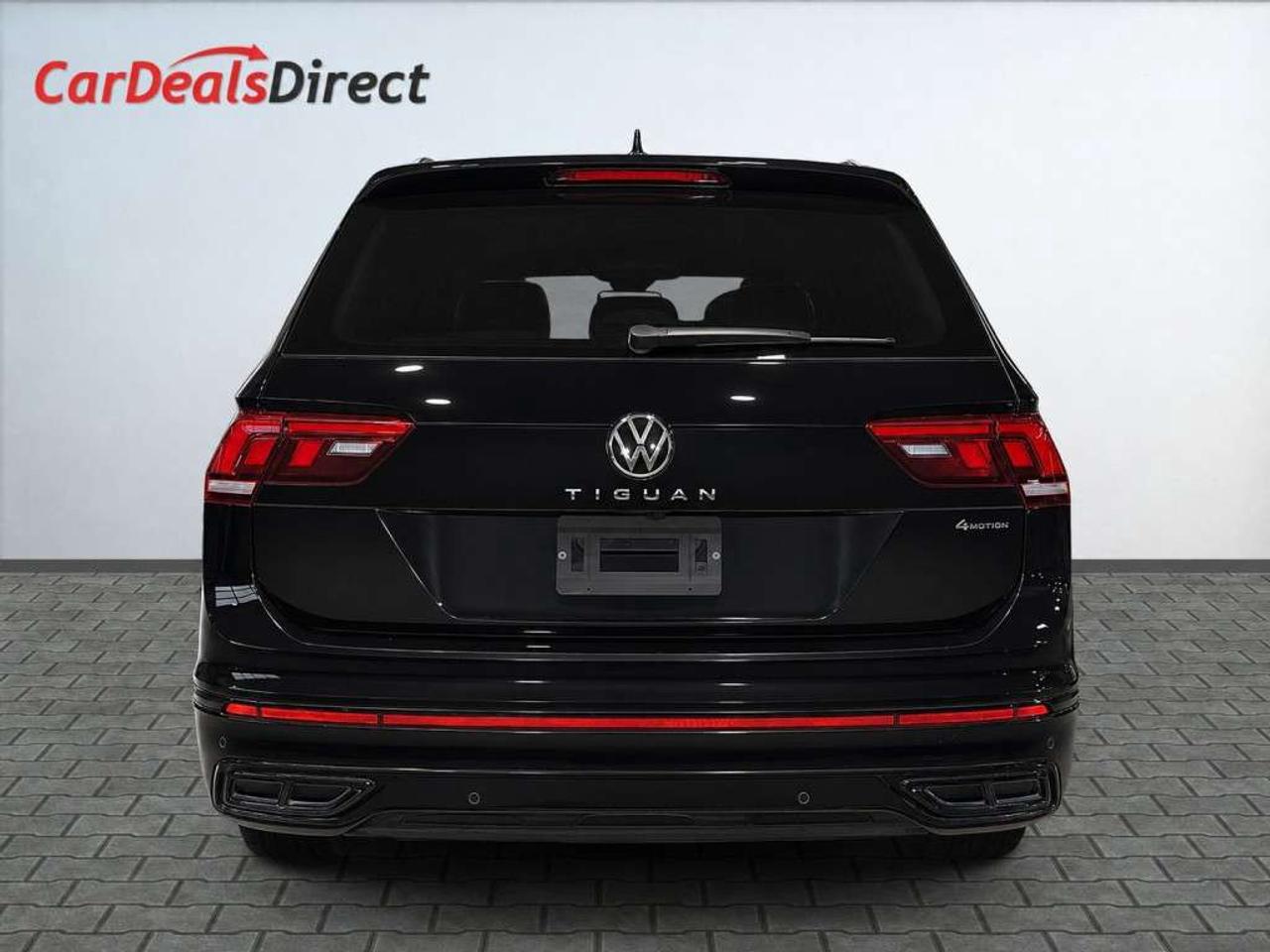 2022 Volkswagen Tiguan Comfortline R-Line Black Edition 4MOTION    Leather   Panoramic Sunroof   Remote Start   Blind Spot Assist   Lane Keep As Photo