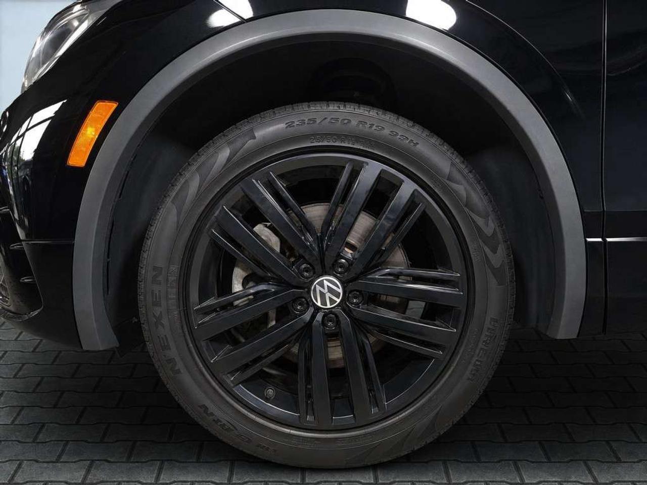 2022 Volkswagen Tiguan Comfortline R-Line Black Edition 4MOTION    Leather   Panoramic Sunroof   Remote Start   Blind Spot Assist   Lane Keep As Photo