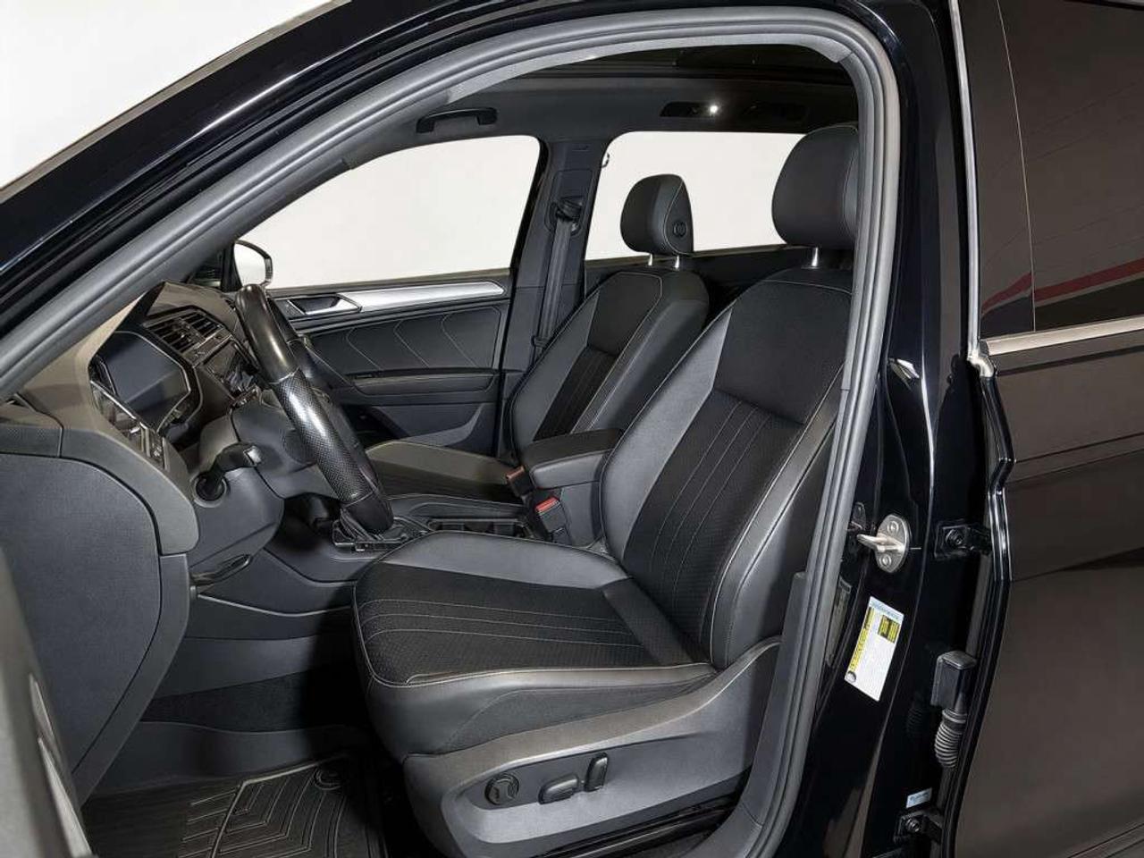 2022 Volkswagen Tiguan Comfortline R-Line Black Edition 4MOTION    Leather   Panoramic Sunroof   Remote Start   Blind Spot Assist   Lane Keep As Photo