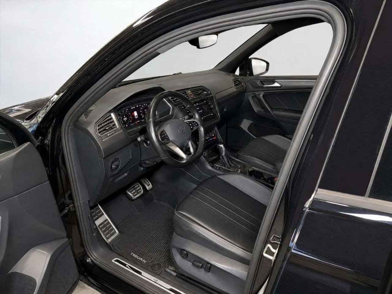 2022 Volkswagen Tiguan Comfortline R-Line Black Edition 4MOTION    Leather   Panoramic Sunroof   Remote Start   Blind Spot Assist   Lane Keep As Photo