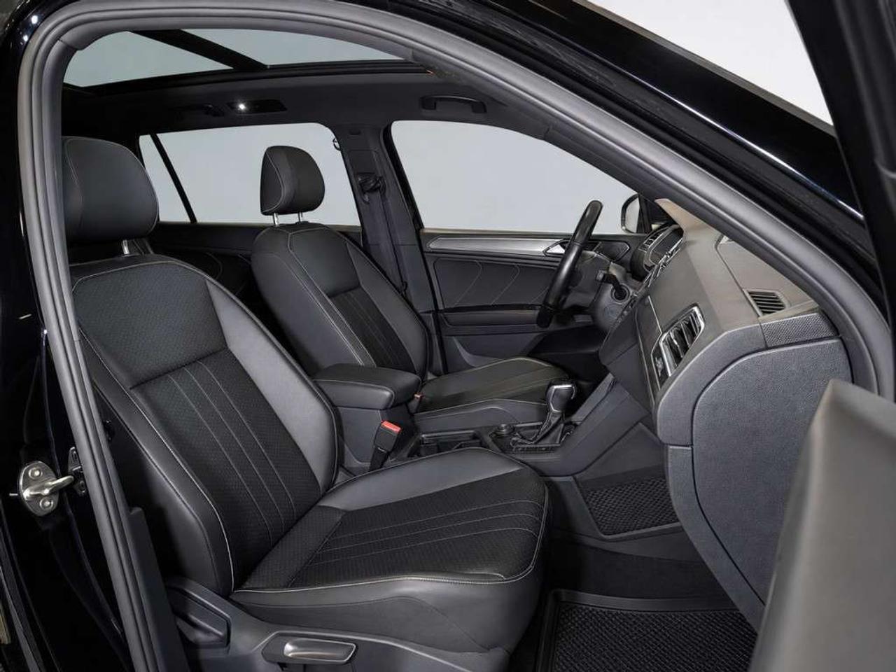 2022 Volkswagen Tiguan Comfortline R-Line Black Edition 4MOTION    Leather   Panoramic Sunroof   Remote Start   Blind Spot Assist   Lane Keep As Photo
