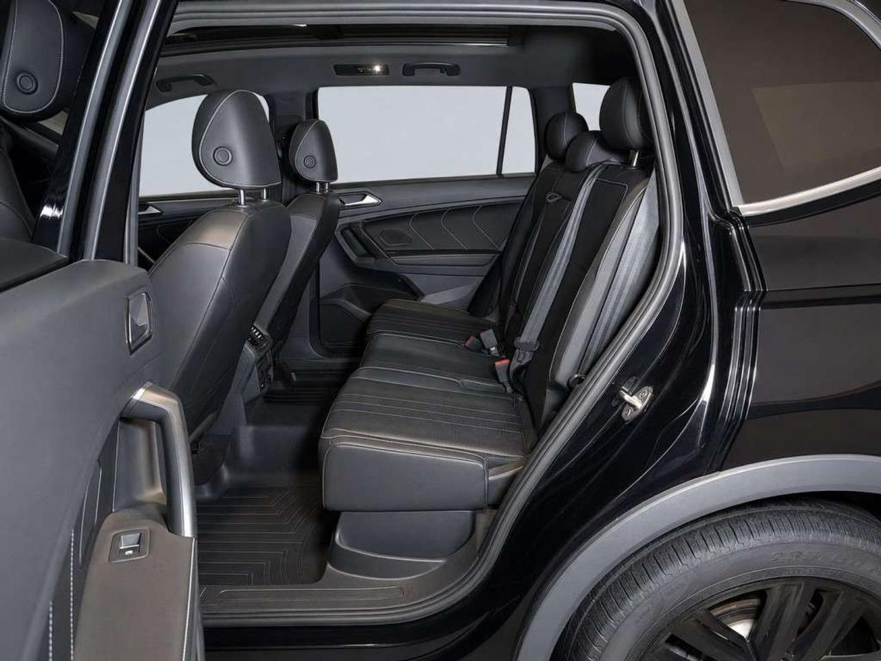 2022 Volkswagen Tiguan Comfortline R-Line Black Edition 4MOTION    Leather   Panoramic Sunroof   Remote Start   Blind Spot Assist   Lane Keep As Photo