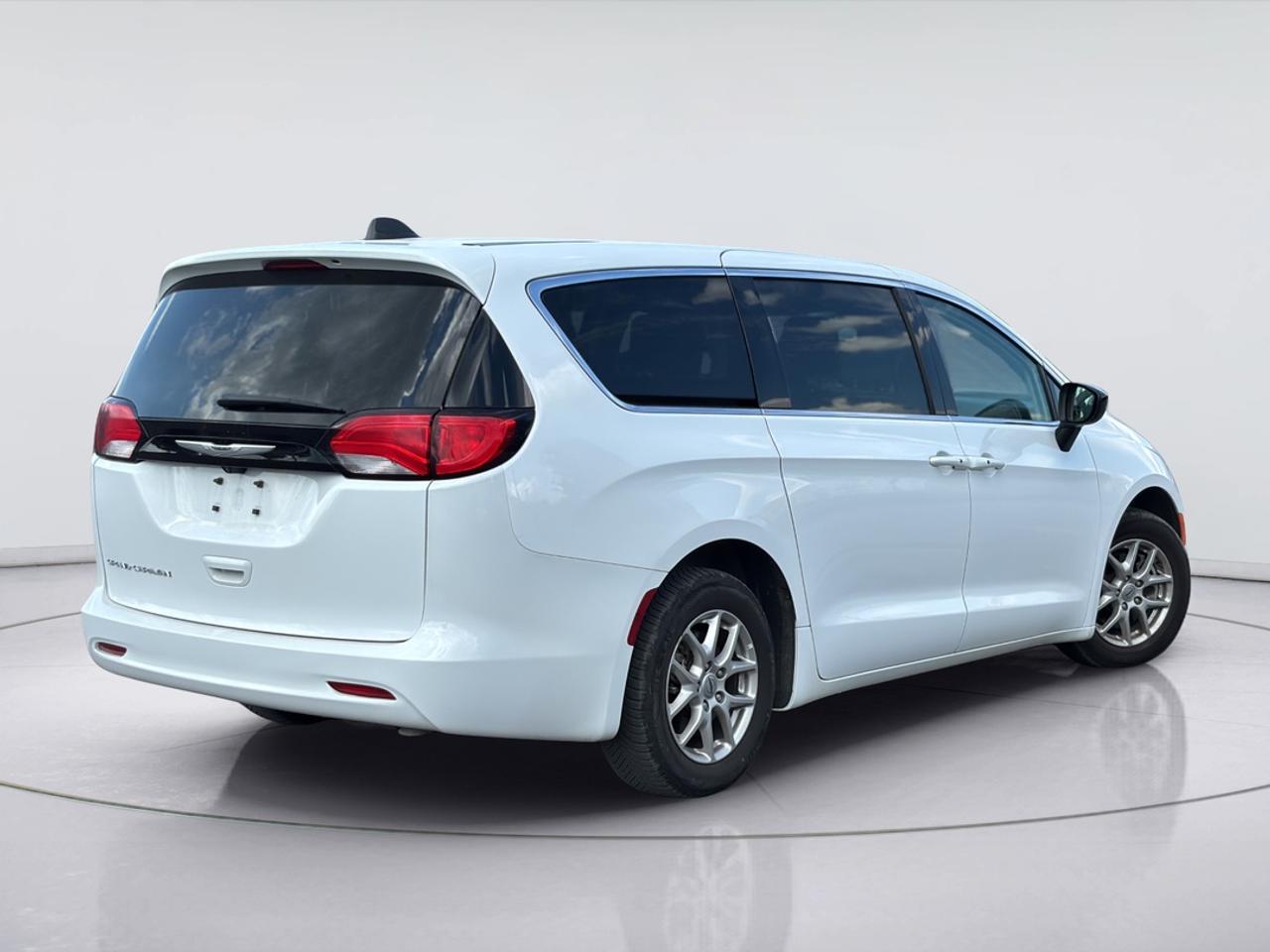 2024 Chrysler Grand Caravan SXT,Power Doors, Back up Camera, Heated Power Seat Photo