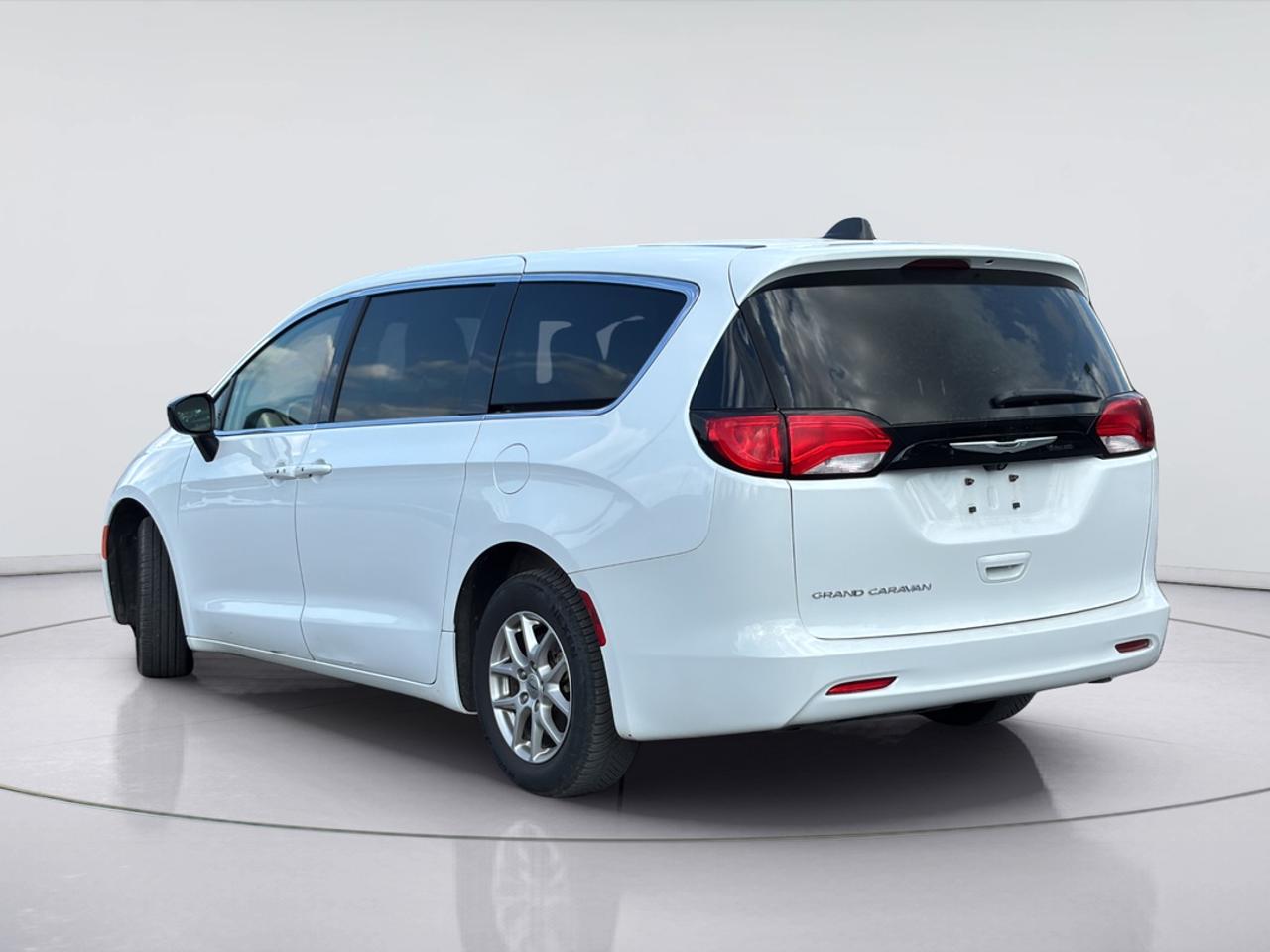 2024 Chrysler Grand Caravan SXT,Power Doors, Back up Camera, Heated Power Seat Photo2