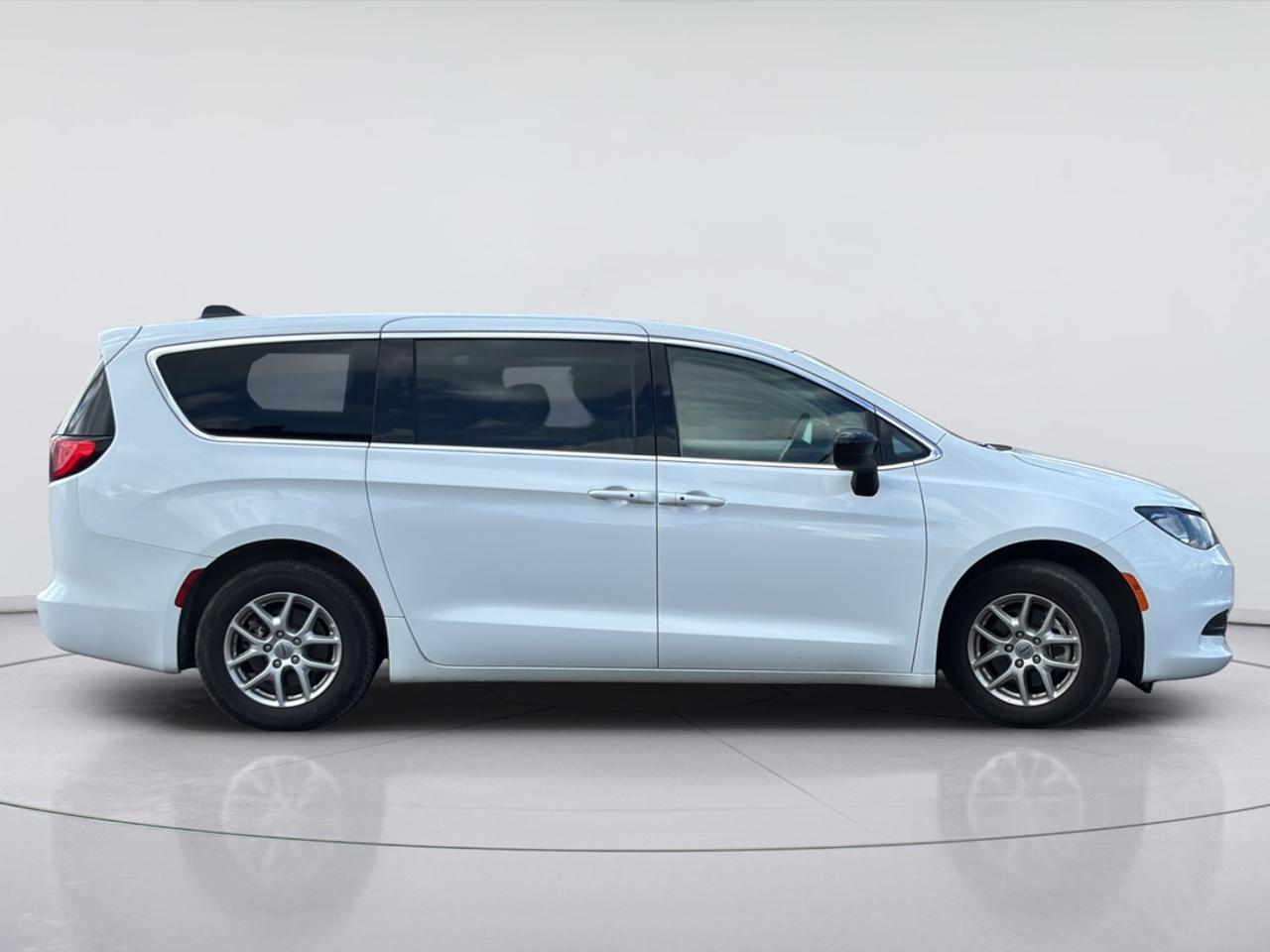 2024 Chrysler Grand Caravan SXT,Power Doors, Back up Camera, Heated Power Seat Photo