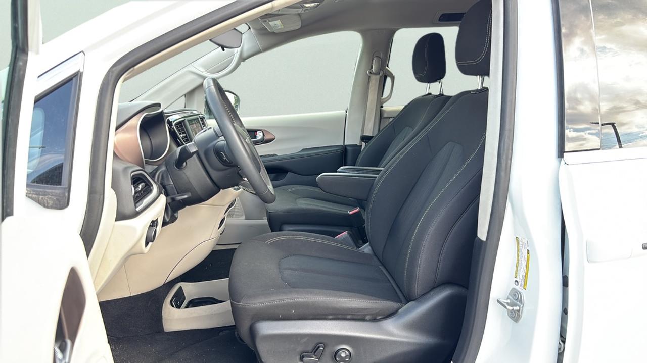 2024 Chrysler Grand Caravan SXT,Power Doors, Back up Camera, Heated Power Seat Photo