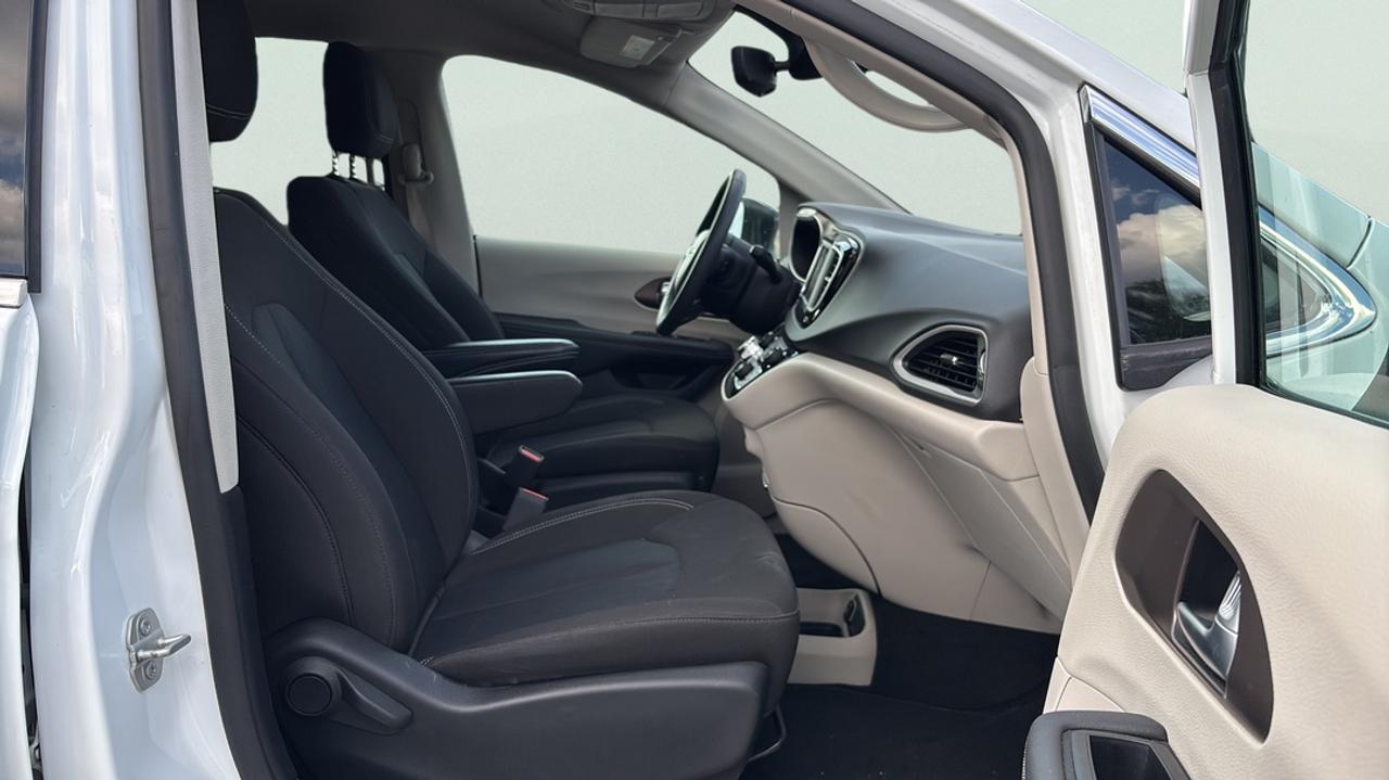 2024 Chrysler Grand Caravan SXT,Power Doors, Back up Camera, Heated Power Seat Photo