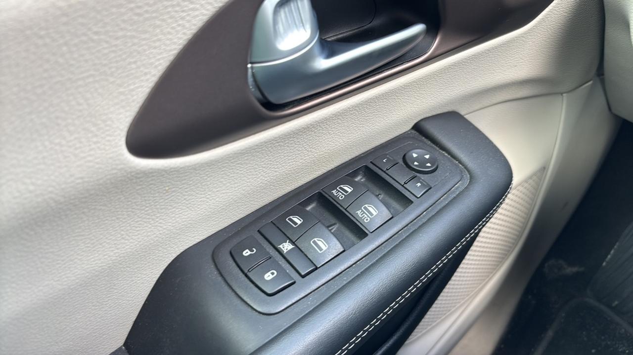2024 Chrysler Grand Caravan SXT,Power Doors, Back up Camera, Heated Power Seat Photo
