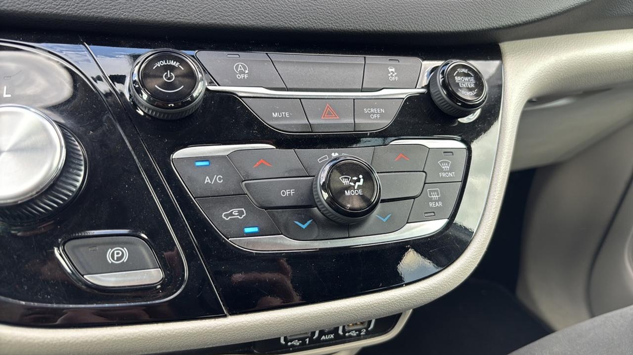 2024 Chrysler Grand Caravan SXT,Power Doors, Back up Camera, Heated Power Seat Photo