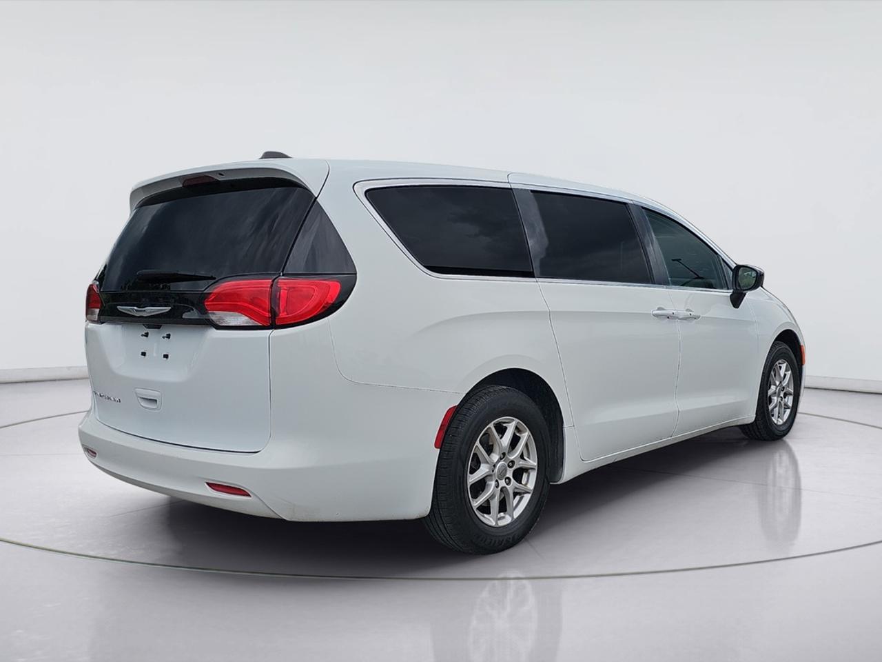 2024 Chrysler Grand Caravan Power Doors, Back up Camera, Heated Power Seats Photo