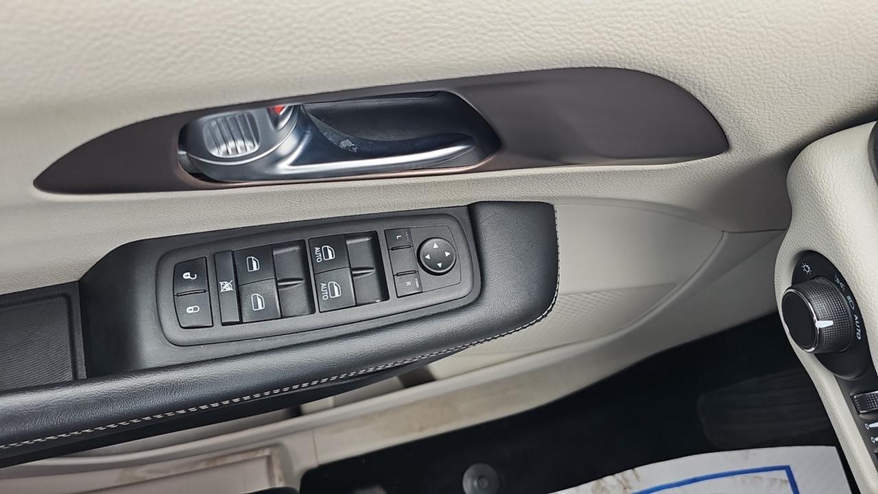 2024 Chrysler Grand Caravan Power Doors, Back up Camera, Heated Power Seats Photo