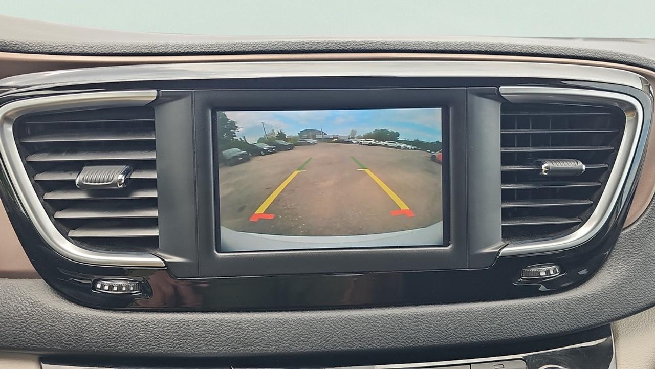 2024 Chrysler Grand Caravan Power Doors, Back up Camera, Heated Power Seats Photo