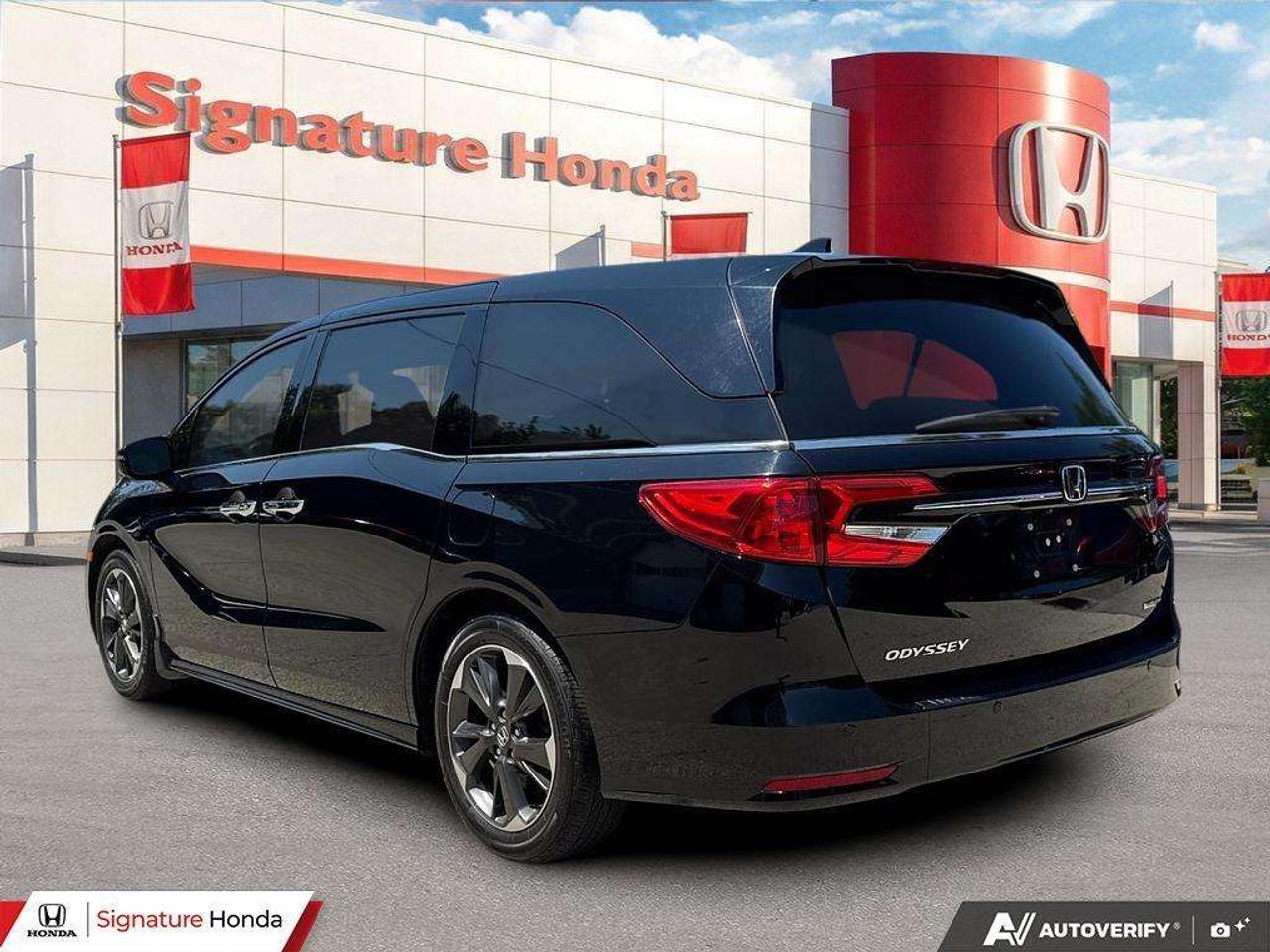 2022 Honda Odyssey Touring Photo3