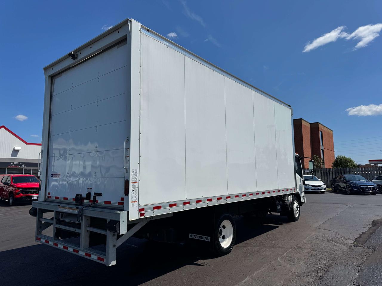 2024 Isuzu NPR 20 FT CUBE Photo3