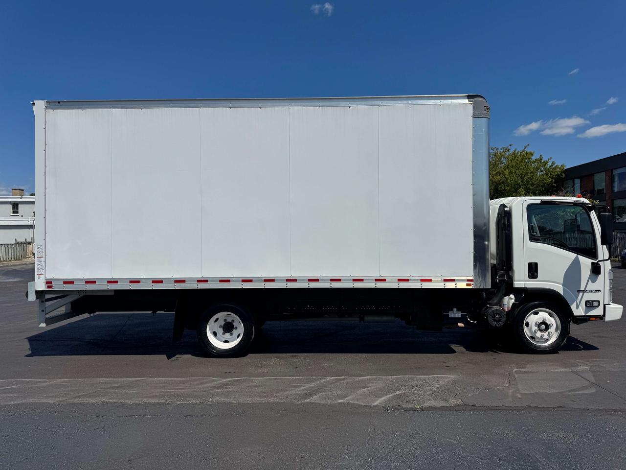 2024 Isuzu NPR 20 FT CUBE Photo4
