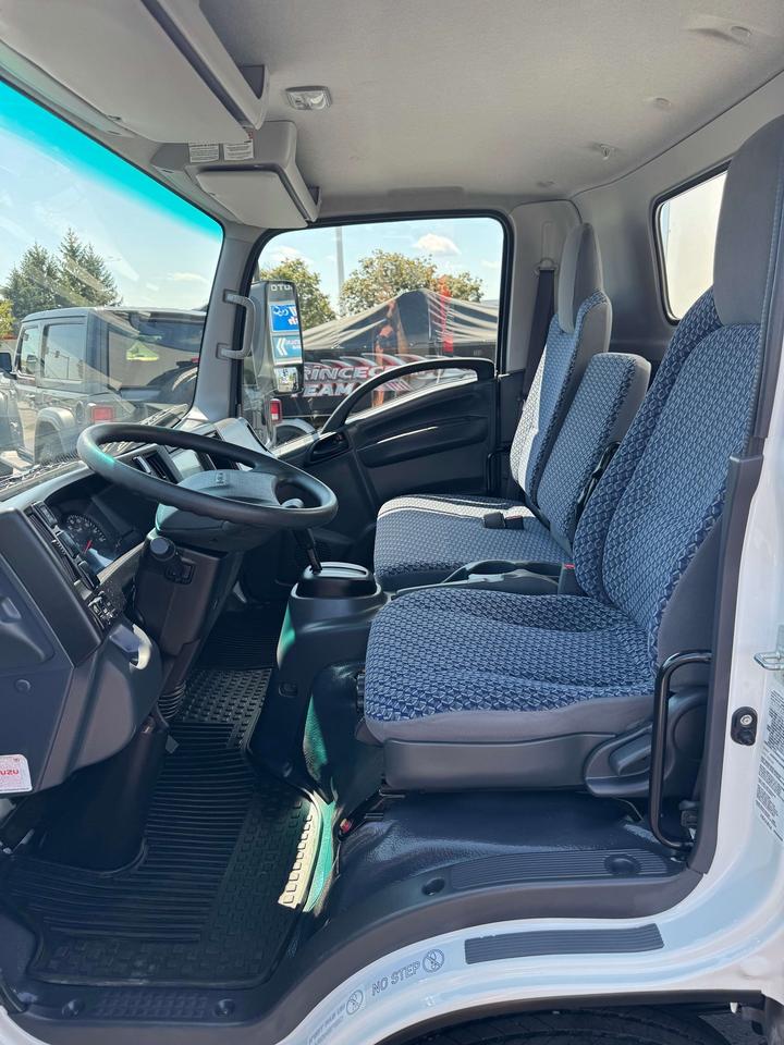 2024 Isuzu NPR 20 FT CUBE Photo