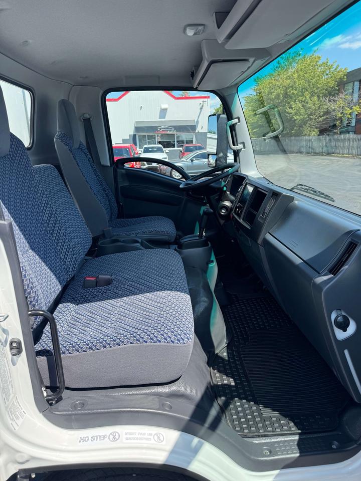 2024 Isuzu NPR 20 FT CUBE Photo