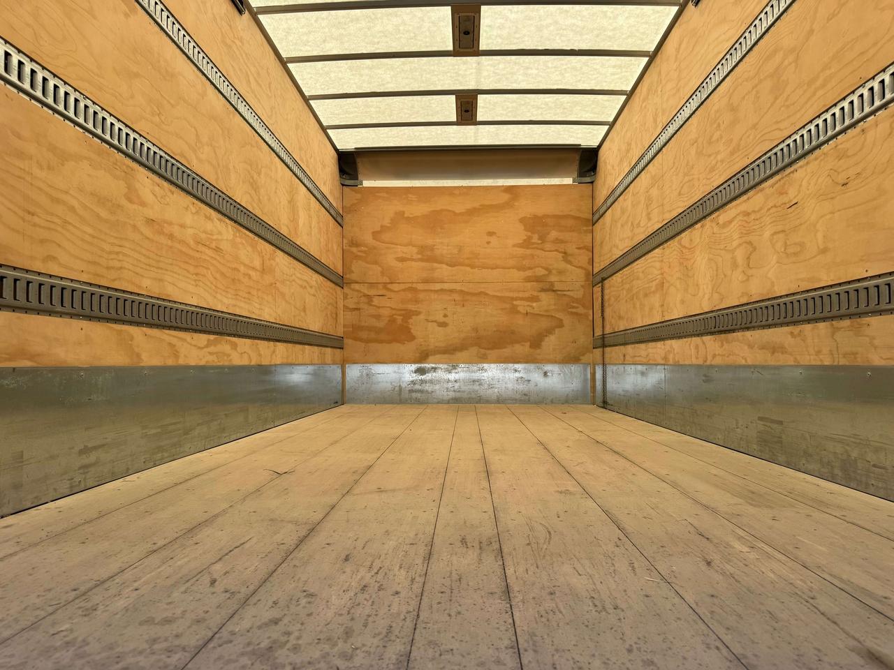 2024 Isuzu NPR 20 FT CUBE Photo