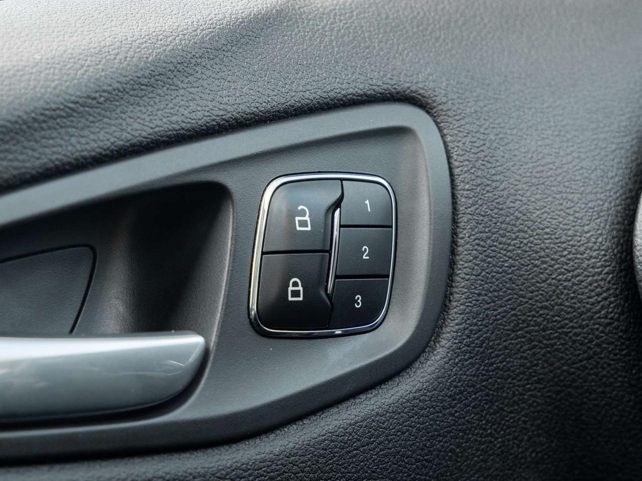2014 Ford Escape 4WD Titanium, Nav, Camera, Leather Photo