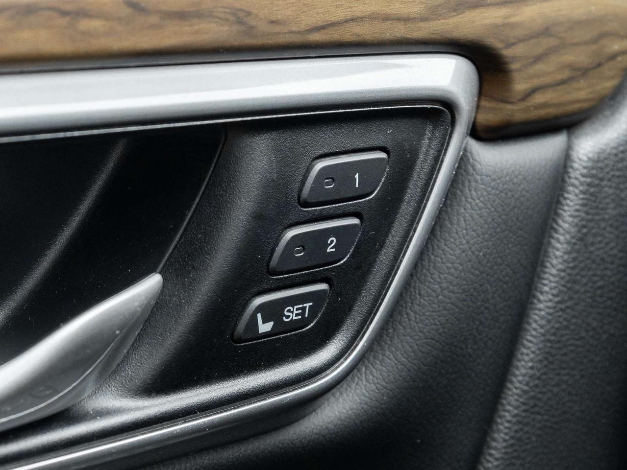 2017 Honda CR-V AWD Touring, Nav, Camera, Leather, Sunroof Photo