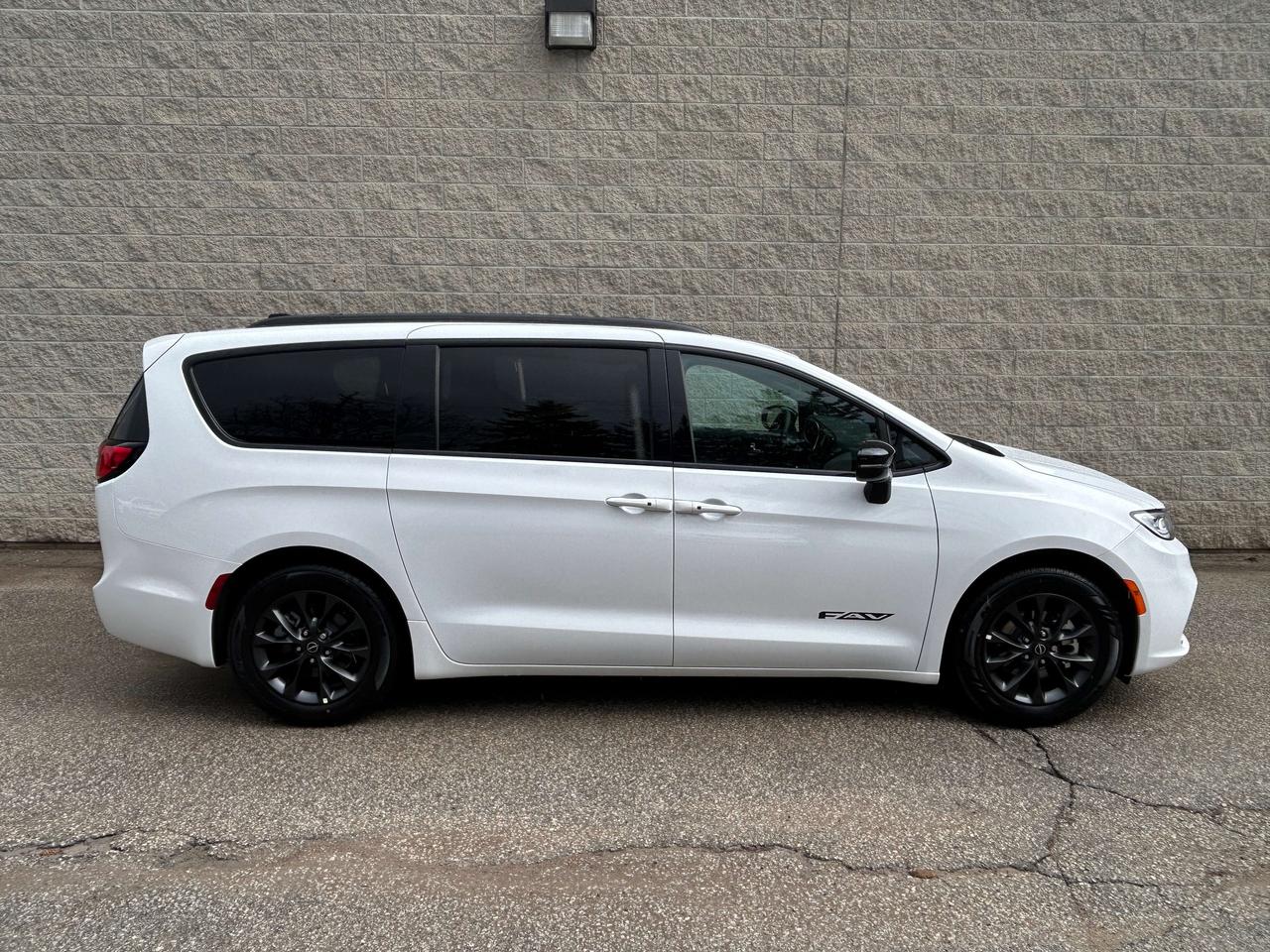 2026 Chrysler Pacifica Select Front-Wheel Drive Passenger Van Photo