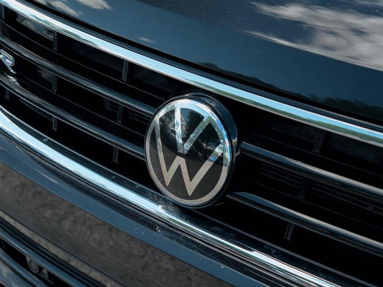 2022 Volkswagen Tiguan Comfortline R-Line Black 2.0T 8sp at w/Tip 4M Photo