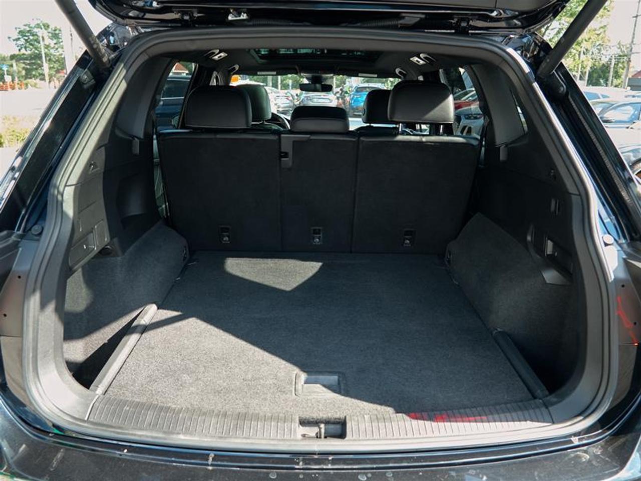 2022 Volkswagen Tiguan Comfortline R-Line Black 2.0T 8sp at w/Tip 4M Photo
