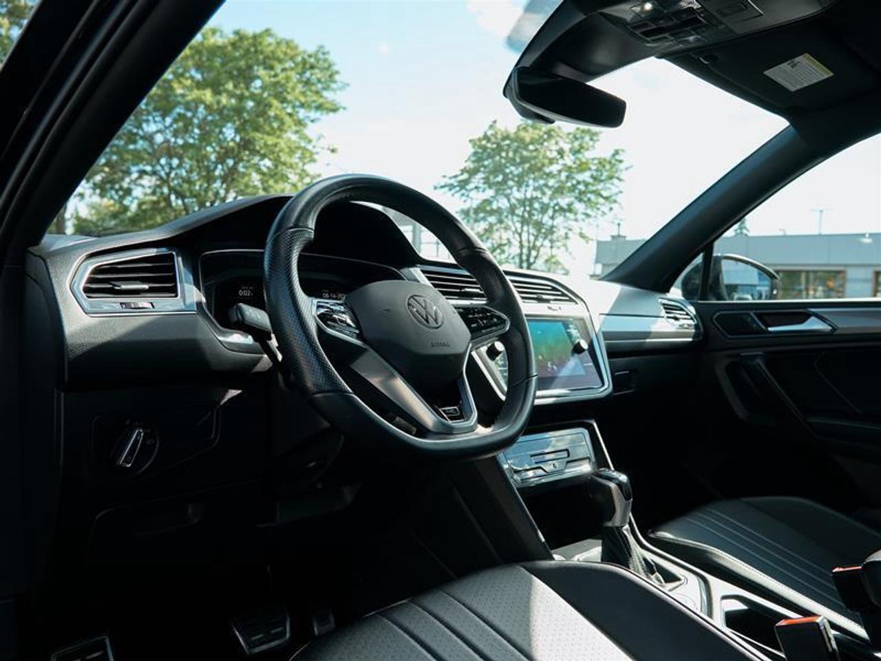 2022 Volkswagen Tiguan Comfortline R-Line Black 2.0T 8sp at w/Tip 4M Photo