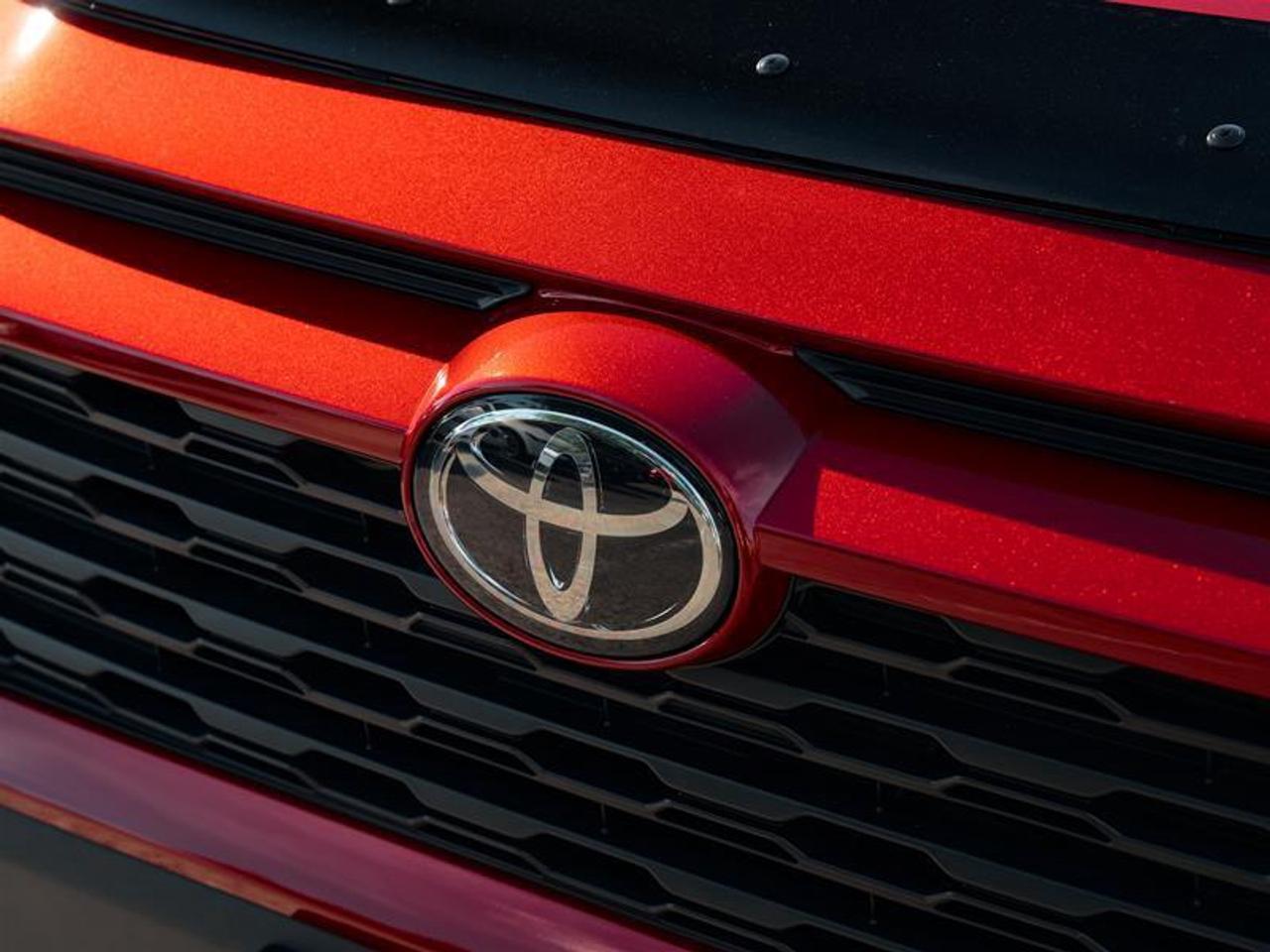 2020 Toyota RAV4 AWD XLE Photo