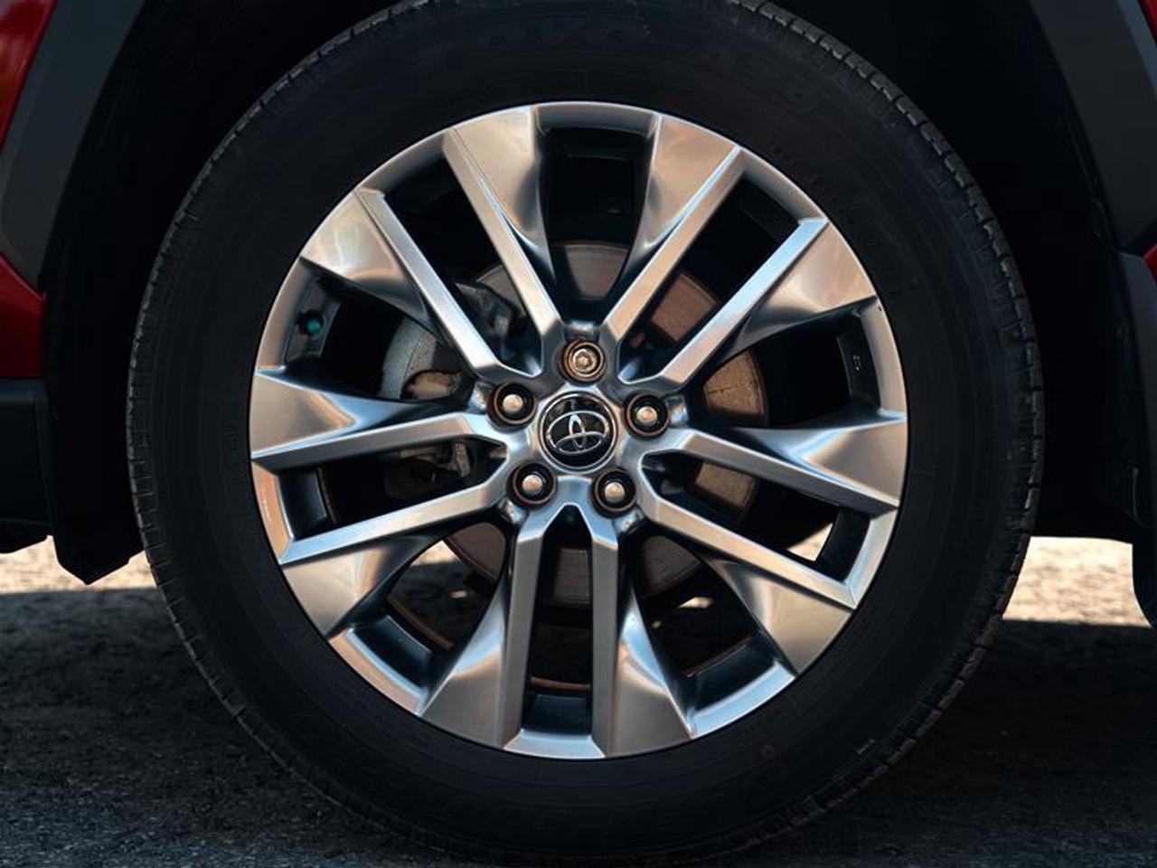 2020 Toyota RAV4 AWD XLE Photo